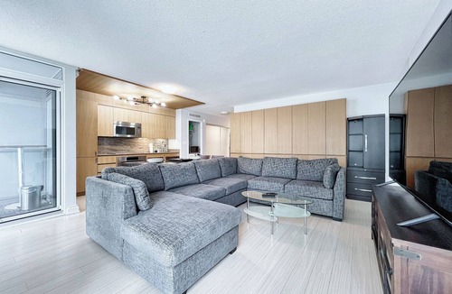 Wellington Place Apartment | Toronto Water Front Spacious Family 2+1 Condo in Heart of Down Town Toronto