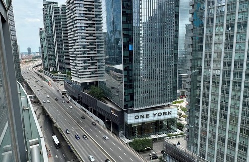 Central Waterfront Apartment | Toronto’s most centrally located downtown! Walking distance to CN Tower