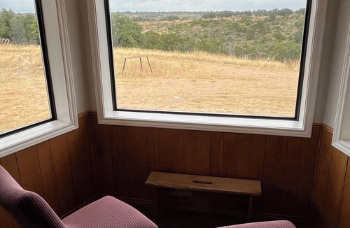 Mason House | Total country 3-bedroom house in awesome Mason with WiFi, AC