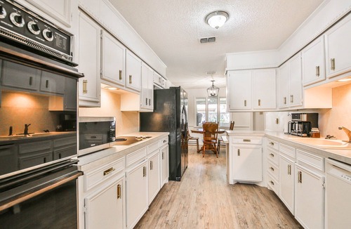 Lubbock House | TOTAL PRIVACY & TOTALLY PRIVATE HOT TUB, 4 Bed, 3 Bath, 2 Car - SLEEPS 11+!