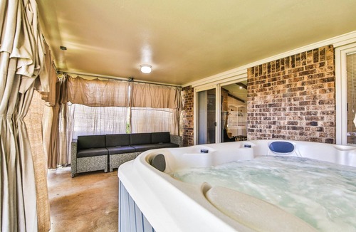 Lubbock House | TOTAL PRIVACY & TOTALLY PRIVATE HOT TUB, 4 Bed, 3 Bath, 2 Car - SLEEPS 11+!
