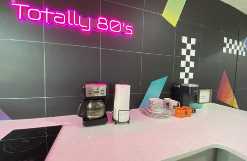 Sanford Apartment | Totally 80's