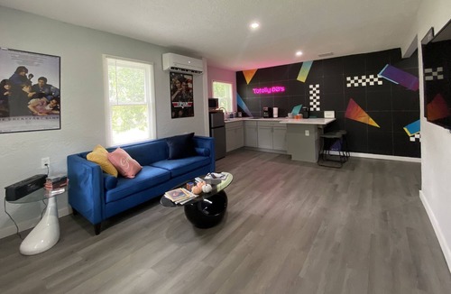 Sanford Apartment | Totally 80s!