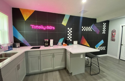 Sanford Apartment | Totally 80s!