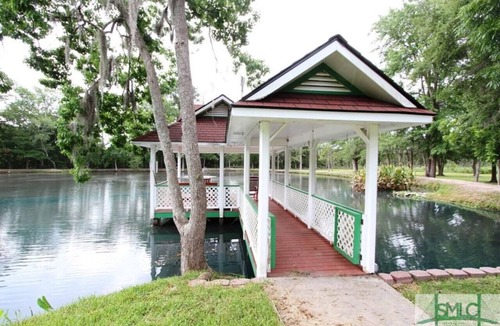 Midway House | Totally Rad Pad at Mid Way Retro Retreat