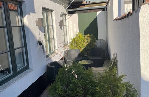 Sønderborg Apartment | Totalt Nyrenoveret fin og lys Lejlighed med Terrasse i Centrum af Sønderborg