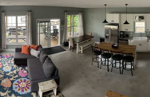 Barnett House | Totum Lake House - Family Getaway with Amazing Views