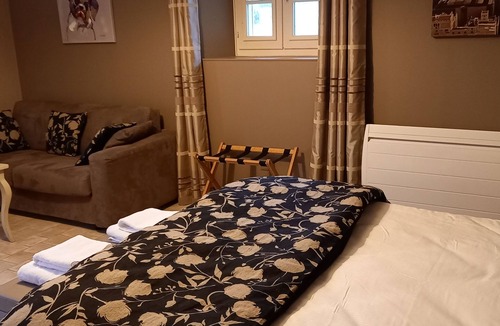 Les Ulmes Bed & Breakfast | Toucan, 25m² air-conditioned room on first floor, separate entrance