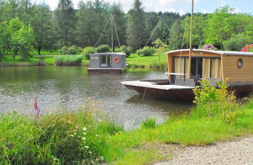 Chamberet Boat Rental | Toue cabanée