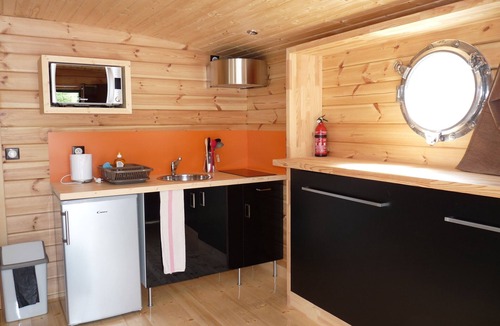 Digoin Boat Rental | Toue cabanée spa