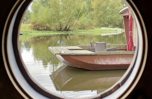 Digoin Boat Rental | Toue cabanée spa