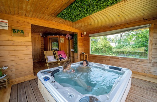 Chassenard Boat Rental | Toue Cabanées for Group