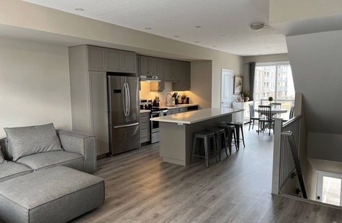 Grimsby House | Tourists Dream Waterfront Location! Half way between Niagara Falls and Toronto,!