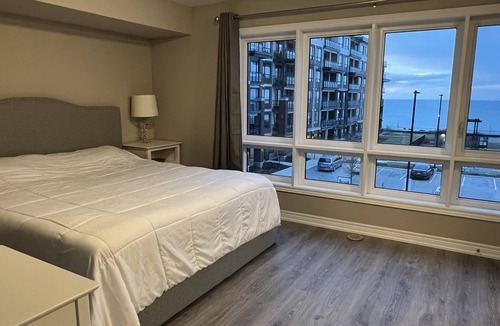 Grimsby House | Tourists Dream Waterfront Location! Half way between Niagara Falls and Toronto,!