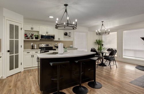 Cougar Ridge House | "Tourlamine" 4 Bdrm with custom kitchen!