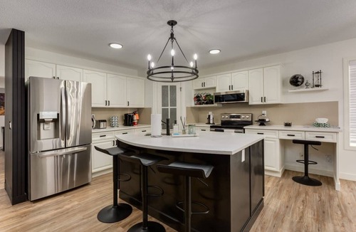Cougar Ridge House | "Tourlamine" 4 Bdrm with custom kitchen!