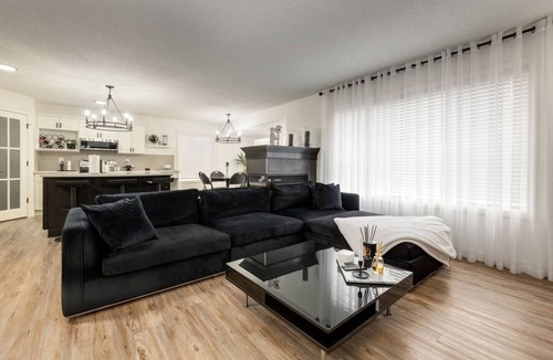 Cougar Ridge House | "Tourlamine" 4 Bdrm with custom kitchen!