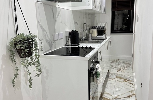 Tower Hill Apartment | Tower Bridge Chic Studio