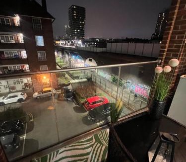 Shadwell Apartment | Tower Bridge Luxury Apartment with Balcony