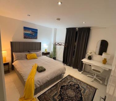 Shadwell Apartment | Tower Bridge Luxury Apartment with Balcony