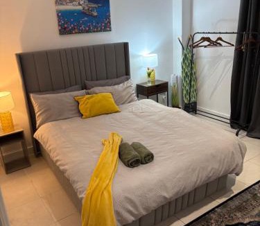 Shadwell Apartment | Tower Bridge Luxury Apartment with Balcony