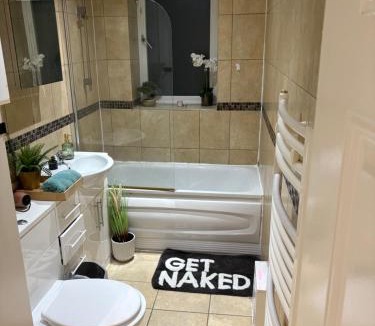 Shadwell Apartment | Tower Bridge Luxury Apartment with Balcony