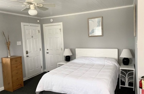 Buxton Hotel | Tower Circle Motel- Queen Room + Kitchenette