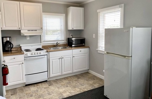 Buxton Hotel | Tower Circle Motel- Queen Room + Kitchenette