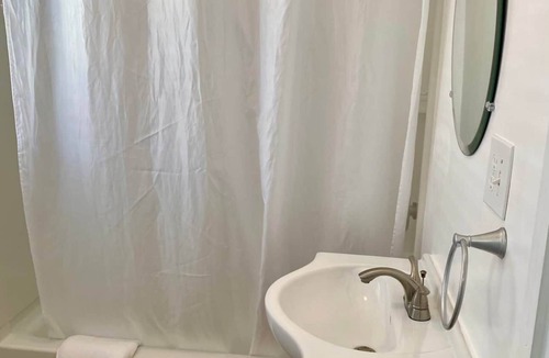 Buxton Hotel | Tower Circle Motel- Queen Room + Kitchenette