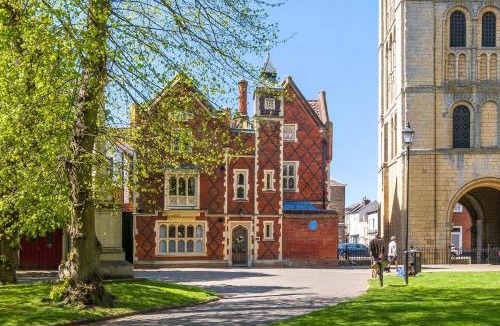 Bury St Edmunds House | Tower Cottage - Medieval Grid Townhouse