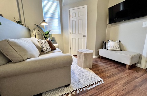 Tower Grove East Apartment | Tower Grove Pet Friendly 1 Bedroom - 4 mi to SLU & Barnes - Shared Laundry