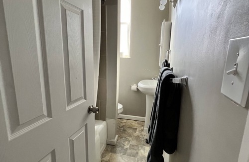 Tower Grove East Apartment | Tower Grove Pet Friendly 1 Bedroom - 4 mi to SLU & Barnes - Shared Laundry