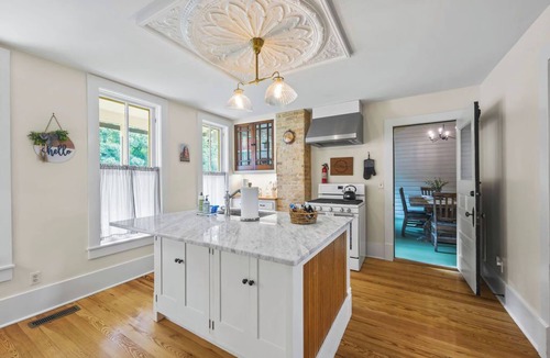 Eureka Springs Historic District Bed & Breakfast | Tower House Inn: Charming 3BD/2.5BA BNB w/Private Parking & Walk to Downtown