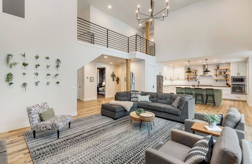 Deer Park House | Towering Windows, Hot tub, Waterpark