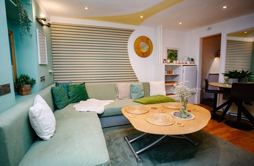 Cheltenham Apartment | Town Centre Apartment with Hot Tub