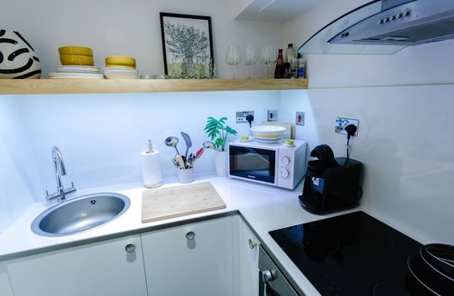 Cheltenham Apartment | Town Centre Apartment with Hot Tub