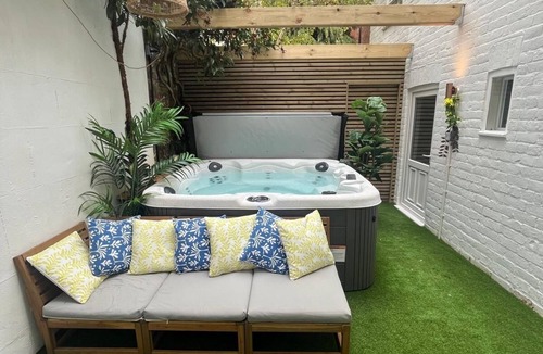 Cheltenham Apartment | Town Centre Apartment with Hot Tub