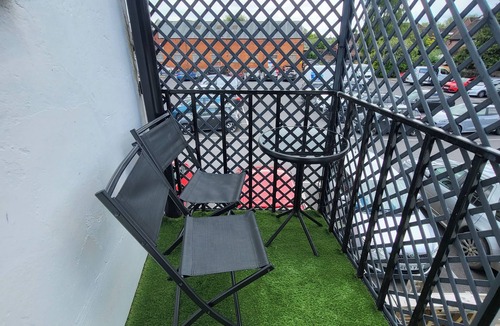 Newbury Apartment | Town Centre Modern 1 Bed self-contained Apartment