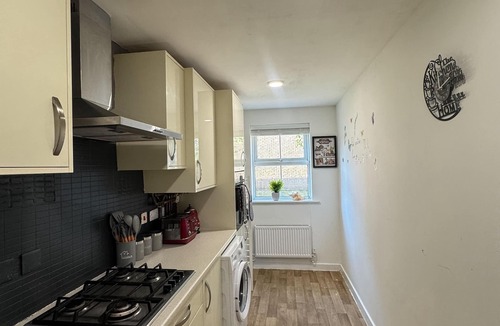 Eaton Socon House | Town Centre spacious 4 bed town house
