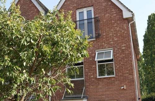 Eaton Socon House | Town Centre spacious 4 bed town house