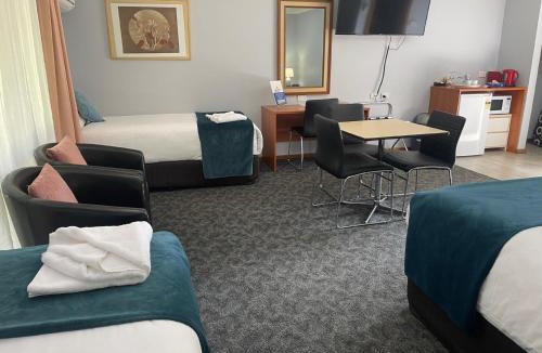 Forbes Hotel | Town & Country Motor Inn