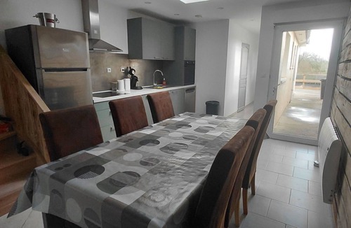 Watten House | Town house in a simple commune.