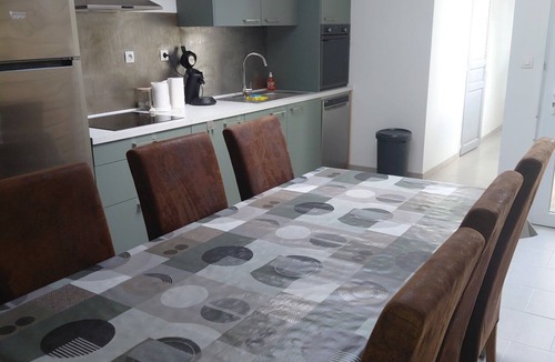 Watten House | Town house in a simple commune.