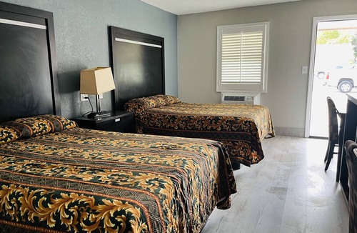Bay City Hotel | Town House Motel