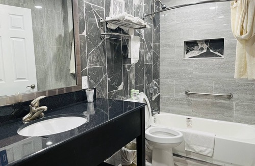 Bay City Hotel | Town House Motel