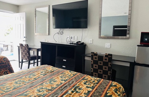 Bay City Hotel | Town House Motel