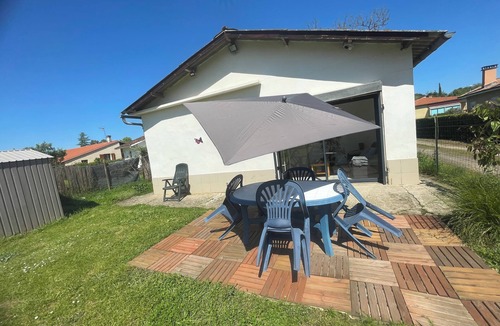 Lavardac House | Town house with garden Pets welcome