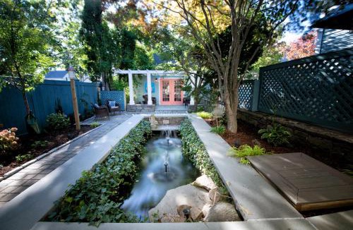 Cliff Walk Bed & Breakfast | Town & Tide Inn