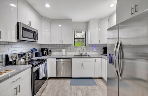 Progresso Village House | Townhome-10 mins to FTL Beach & Downtown