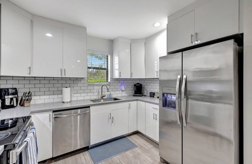 Progresso Village House | Townhome-10 mins to FTL Beach & Downtown